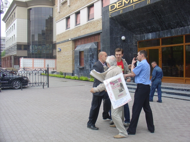 нападение на пикетчика и прохожего фотографа нападение на пикетчика и прохожего фотографа