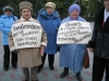 Профсоюзы требуют наполнить корзину: фото с пикета 18 сентября 2006 года. Пикет проведен Тюменским Облпрофцентром